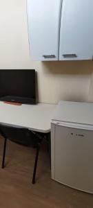 巴西利亚Studio Asa Sul 3 - 304的一张白色的桌子,上面有一台笔记本电脑