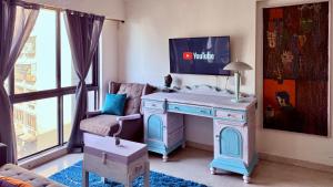 Televisyen dan/atau pusat hiburan di BKC Signature Bliss Elite 1BHK Near JioWorld and US Embassy