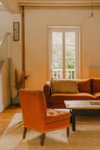 una sala de estar con un sofá y una mesa en Maison d'hôtes et gîte de charme avec piscine, La Lhuiseraie, en Lhuis 18 fotos más