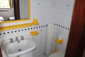 A bathroom at Sabina Trilo Sirolo, in centro con posto auto