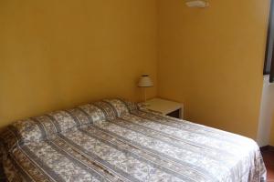 A bed or beds in a room at Sabina Trilo Sirolo, in centro con posto auto