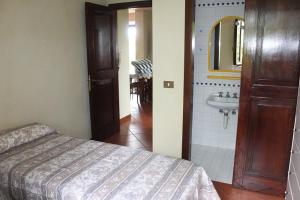 A bed or beds in a room at Sabina Trilo Sirolo, in centro con posto auto