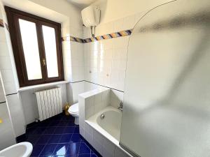 A bathroom at Sabina Trilo Sirolo, in centro con posto auto