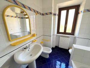A bathroom at Sabina Trilo Sirolo, in centro con posto auto