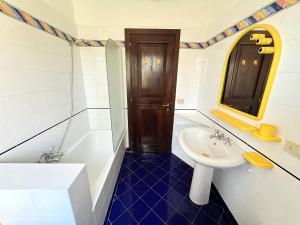 A bathroom at Sabina Trilo Sirolo, in centro con posto auto