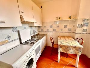 A kitchen or kitchenette at Sabina Trilo Sirolo, in centro con posto auto