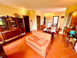 A seating area at Sabina Trilo Sirolo, in centro con posto auto