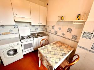 A kitchen or kitchenette at Sabina Trilo Sirolo, in centro con posto auto
