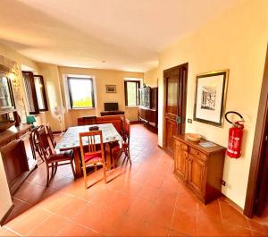 A kitchen or kitchenette at Sabina Trilo Sirolo, in centro con posto auto