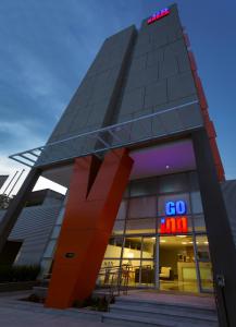 un edificio con un letrero de Google encima en Go Inn Vitória, en Vitória