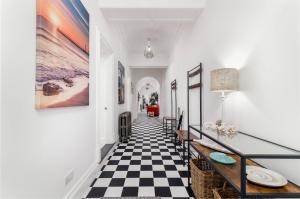 Кровать или кровати в номере No 8 Metropole Towers, Stunning Sea Views!