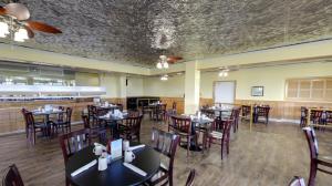 North Shore Oceanfront Resort Hotel tesisinde bir restoran veya yemek mekanı