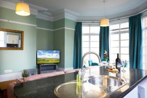 TV a/nebo společenská místnost v ubytování Queen Margarets Lodge