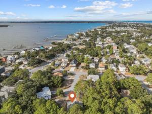 una vista aérea de un pueblo junto al agua en Walk to the Sound Near Boat Ramp, en Kill Devil Hills