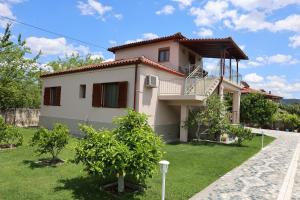 a house with a balcony and a yard at Villa Nano in Berat
