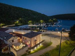 widok z powietrza na przystań w nocy w obiekcie Holiday home in Krnica/Istrien 38131 w mieście Krnica