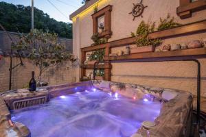 wanna z hydromasażem na podwórku domu w obiekcie Holiday home in Krnica/Istrien 38131 w mieście Krnica