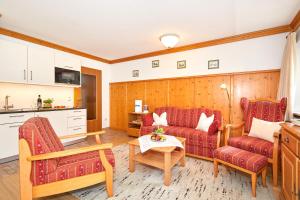 un salon avec deux canapés et une table dans l'établissement Ferienwohnung Sophia, à Reit im Winkl 17 autres photos