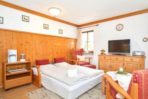 une chambre avec un lit et une télévision à écran plat dans l'établissement Ferienwohnung Sophia, à Reit im Winkl