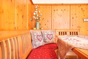 Cette chambre comprend un lit et un vase avec des fleurs. dans l'établissement Ferienwohnung Sophia, à Reit im Winkl