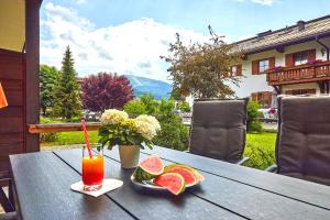 une table avec une boisson et des tranches de pastèque dessus dans l'établissement Ferienwohnung Sophia, à Reit im Winkl