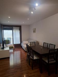 ein Wohnzimmer mit Tisch und Stühlen und ein Schlafzimmer in der Unterkunft Calamarc in Morella