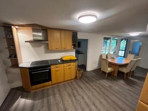 eine Küche mit Tisch und Esszimmer in der Unterkunft Glamping Kromlau in Gablenz