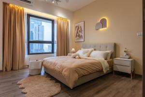 クアラルンプールにあるAgile Delima Residensi Bukit Bintangの大きなベッドと大きな窓のある寝室