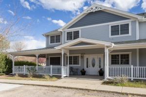 una casa con un porche delantero blanco en Thankers, en Wheatland