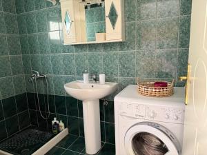 Ένα μπάνιο στο Odyssey Apartments +23 φωτογραφίες