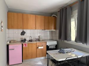 Η κουζίνα ή μικρή κουζίνα στο Odyssey Apartments