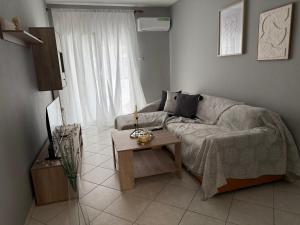 Ένα ή περισσότερα κρεβάτια σε δωμάτιο στο Odyssey Apartments