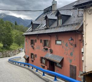 un edificio al costado de una carretera en Hotel Colomers, en Salardú