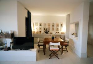une salle à manger avec une table et des chaises dans l'établissement Villa Shasa, à Talamone
