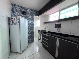 Η κουζίνα ή μικρή κουζίνα στο Quartos - diária, semanal, mensal