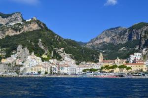 einen Blick auf den Opitano an der Amalfiküste in der Unterkunft Casa Serena in Amalfi