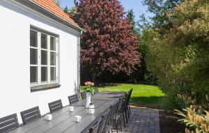 Giardino di Awesome Home In Haslev With Kitchen