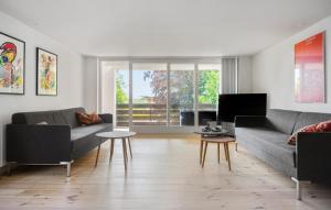 un soggiorno con due divani e un tavolo di Awesome Home In Haslev With Kitchen a Haslev