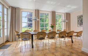 una sala da pranzo con tavolo e sedie di Awesome Home In Haslev With Kitchen a Haslev