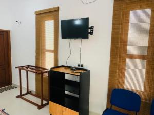 TV a/nebo společenská místnost v ubytování KNR Resort