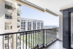 un balcon avec vue sur un immeuble dans l'établissement Valencia Playa, à Valence