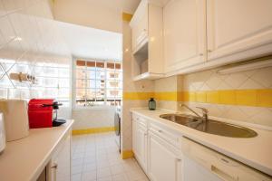 Η κουζίνα ή μικρή κουζίνα στο GuestReady - Sunny retreat near Boca do Inferno