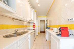 Η κουζίνα ή μικρή κουζίνα στο GuestReady - Sunny retreat near Boca do Inferno +27 φωτογραφίες