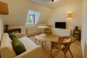 a living room with a couch and a tv at Malpalu St Maclou centre Rouen Linges et ménage inclus in Rouen