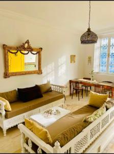 Posezení v ubytování deux Studio avec patio a Sidi Bousaid + 31 fotografií