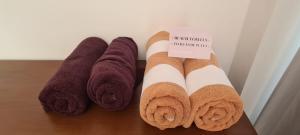 坎昆Luna, 2 Beds en la mejor ubicación de Cancún的一组毛巾坐在桌子上 更多43张照片