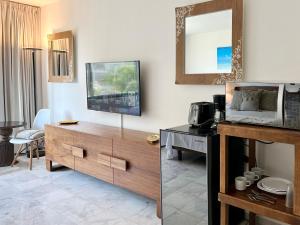 坎昆Luna, 2 Beds en la mejor ubicación de Cancún的客厅里有一台放在木柜上的电视