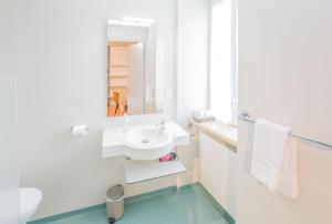 Koupelna v ubytování L'HÔTEL DES BAINS - Salles-la-Source
