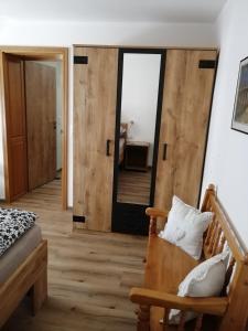 Postel nebo postele na pokoji v ubytování Eifelferienwohnungen "Familie Saxler"