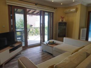 A television and/or entertainment centre at Cunda Villa Anka